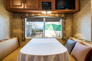 Ropa de cama de alta calidad y espacio para trabajar con laptop