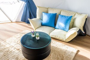 Ropa de cama de alta calidad y espacio para trabajar con laptop 