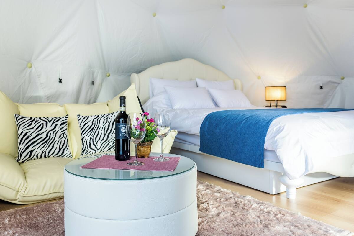 Ropa de cama de alta calidad y espacio para trabajar con laptop