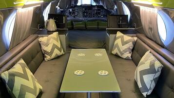 Jetstream (Airplane) | 2 habitaciones, decoración personalizada y muebles diferentes