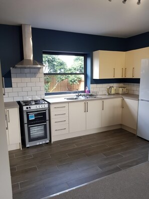 Apartment (Spitfire) | Private kitchen | Fridge, microwave, oven, stovetop