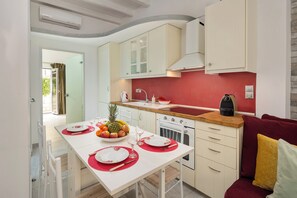Departamento de diseñador, 1 habitación, vista al jardín, planta baja | Área de sala de estar | Televisión de pantalla plana 