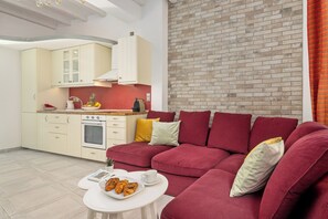 Design-huoneisto, 1 makuuhuone, näköala puutarhaan, pohjakerroksessa | Oleskelualue | Taulutelevisio