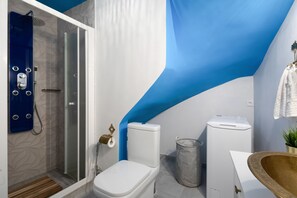ดีไซน์อพาร์ทเมนท์, 1 ห้องนอน, วิวสวน, ชั้นล่าง | ห้องน้ำ | ฝักบัว, ฝักบัวนวดด้วยพลังน้ำ, ของใช้ในห้องน้ำฟรี, ไดร์เป่าผม