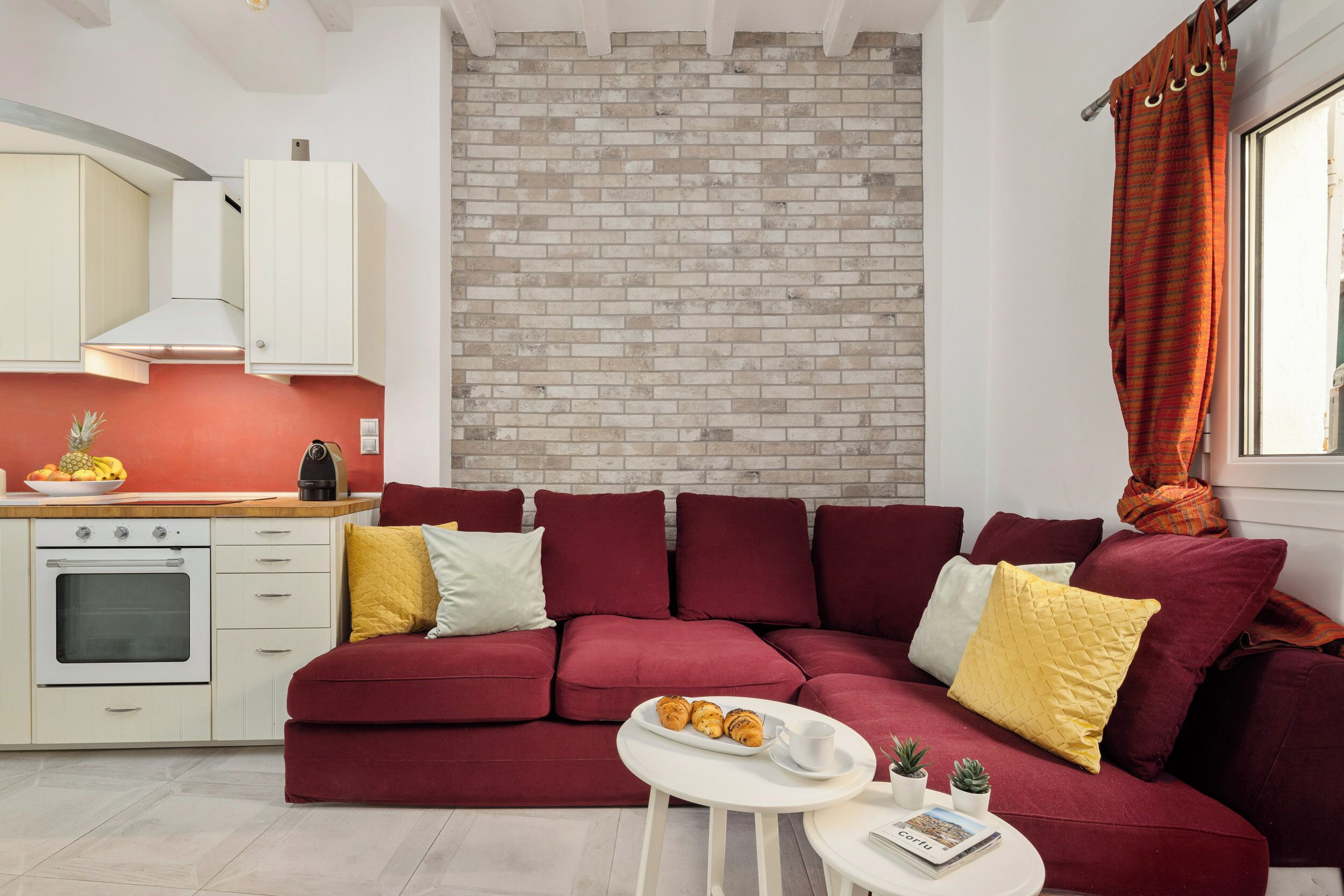 Design appartement, 1 slaapkamer, uitzicht op tuin, op benedenverdieping | Woonruimte | Flatscreentelevisie