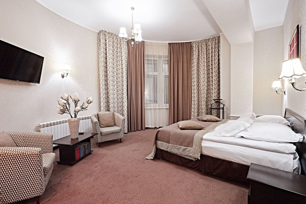 1 bedroom, hypo-allergenic bedding, in-room safe, laptop workspace
