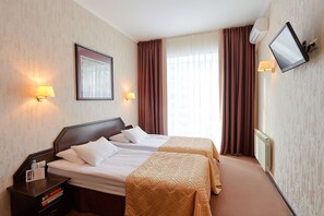 Habitación empresarial - 1 cama matrimonial o 2 individuales | Ropa de cama hipoalergénica y caja de seguridad en la habitación