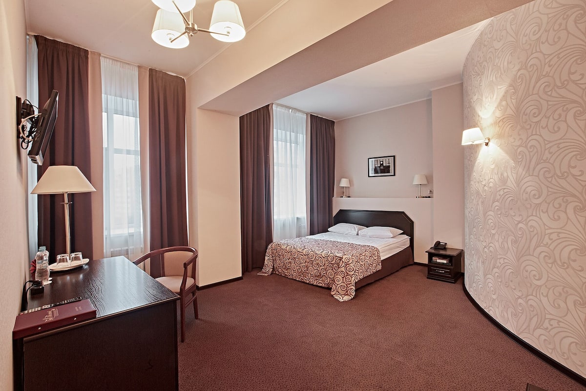 1 bedroom, hypo-allergenic bedding, in-room safe, laptop workspace