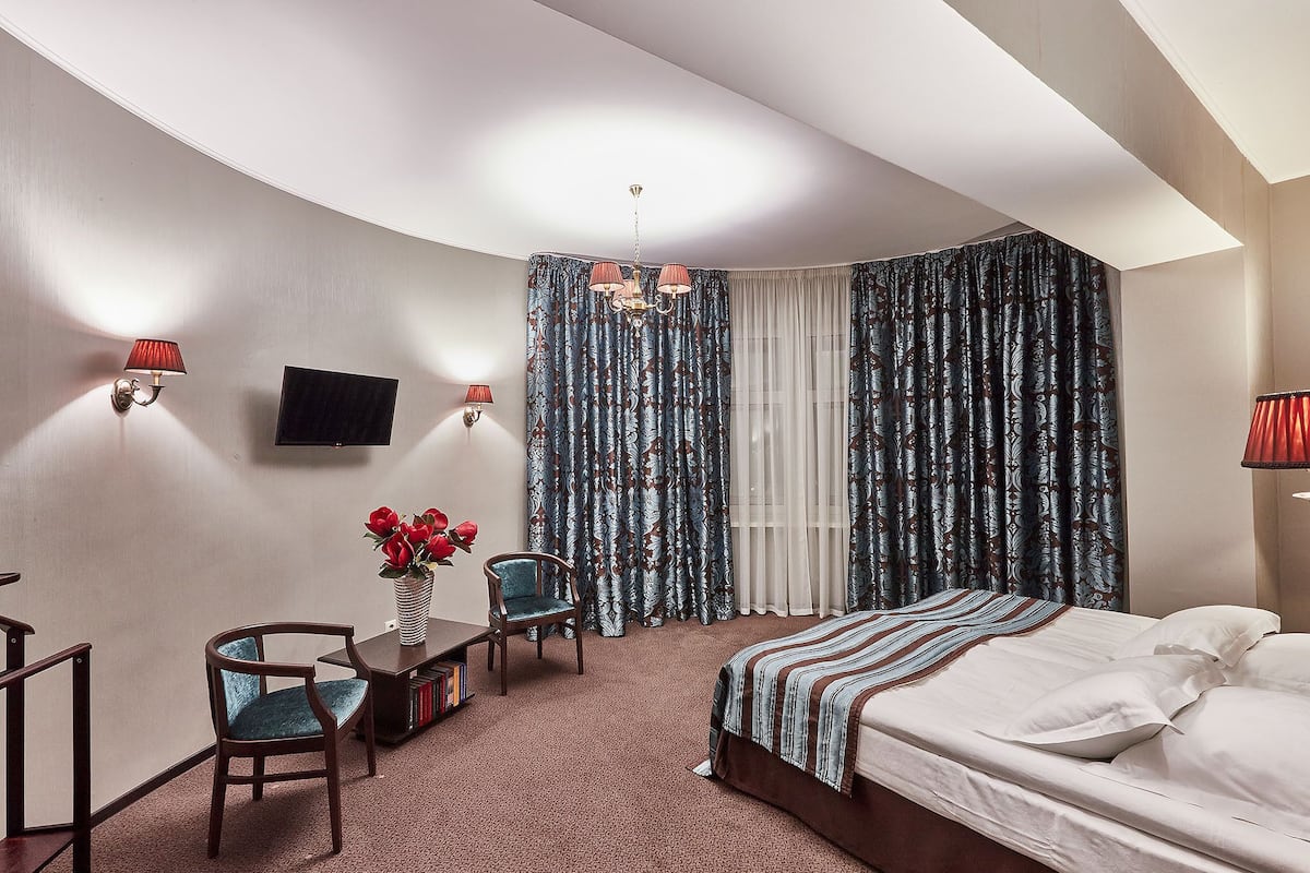 1 bedroom, hypo-allergenic bedding, in-room safe, laptop workspace