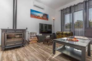 House, 4 Bedrooms | Living area