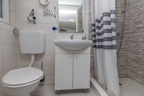 House, 4 Bedrooms | Bathroom