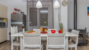 House, 4 Bedrooms | In-room dining