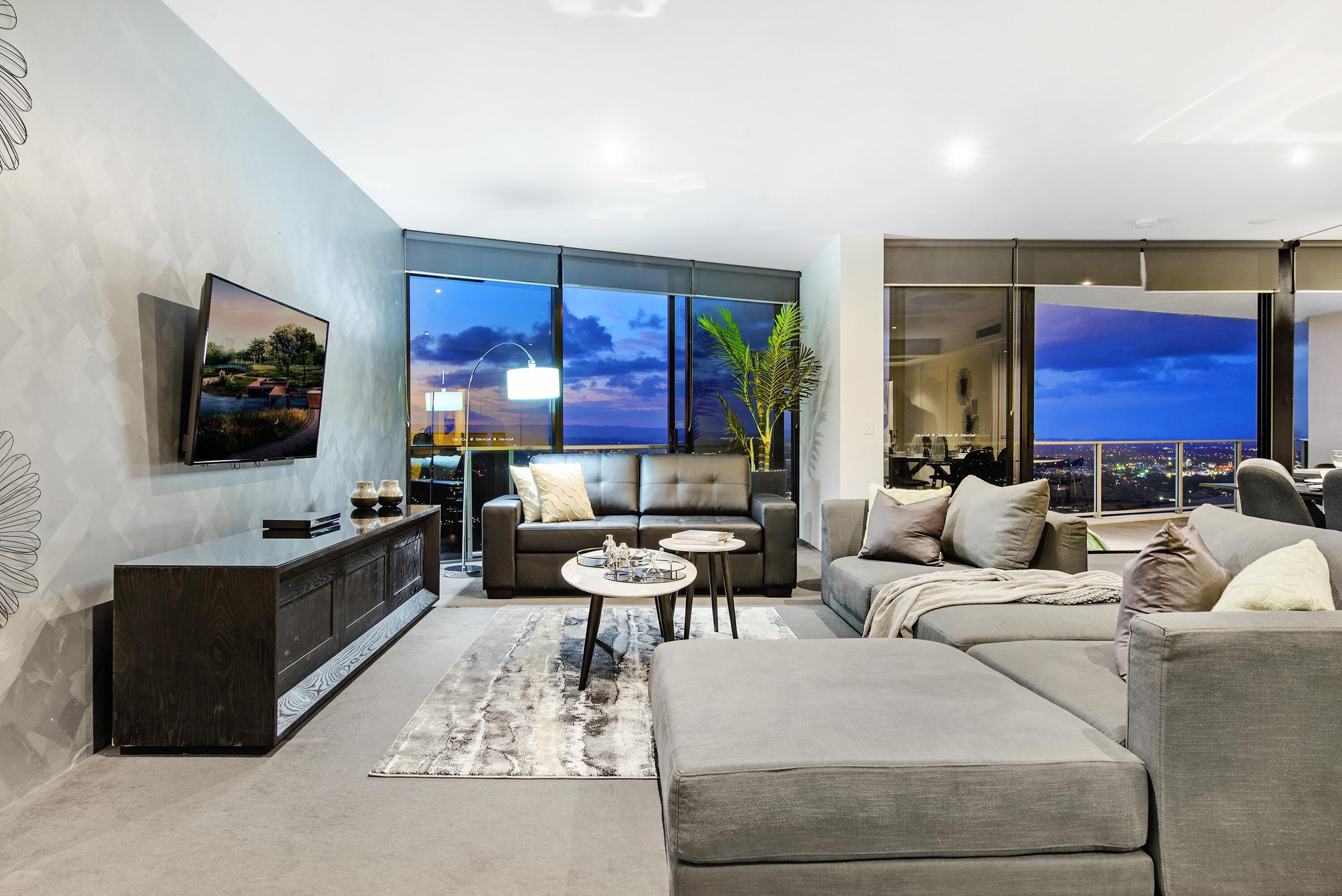 ♦️ Circle on Cavill – 3 Bedroom Sub Penthouse with Spa — Q Stay