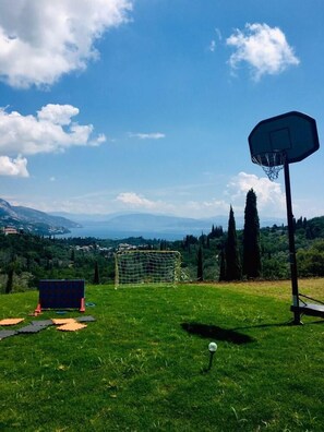 Children’s play area – outdoor