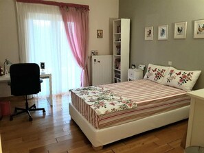 5 bedrooms, desk, iron/ironing board, free cots/infant beds