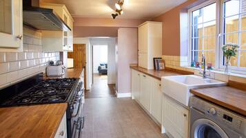 House | Private kitchen | Full-sized fridge, microwave, oven, stovetop