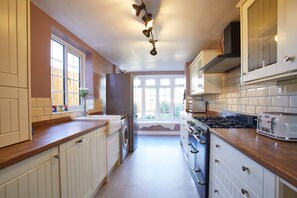 Maison | Cuisine privée | Grand réfrigérateur, micro-ondes, four, plaque de cuisson