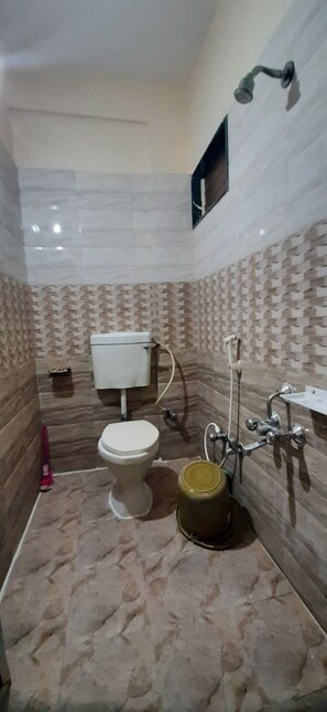 Ensemble douche/baignoire, articles de toilette gratuits