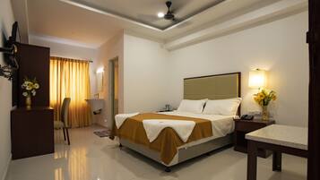 Executive Double Room | Premium bedding, iron/ironing board, free WiFi, bed sheets