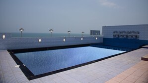 Una piscina cubierta