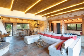 Romantische villa, privézwembad | Woonruimte | Een smart-tv en een open haard