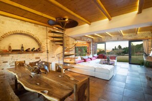 浪漫別墅, 私人泳池 | 客廳 | 智慧型電視、壁爐