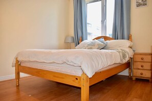 2 bedrooms, bed sheets - Colourful and Cosy 2 Bed in Ifsc With Balcony (Dublin)