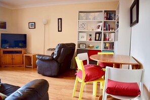 Living room - Colourful and Cosy 2 Bed in Ifsc With Balcony (Dublin)