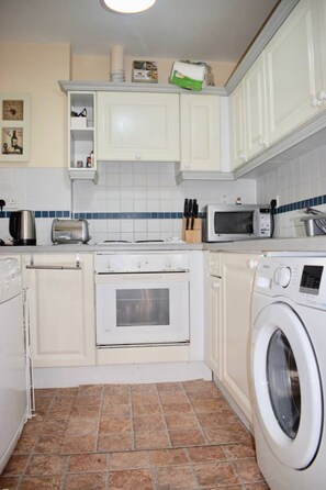 ตู้เย็น, ไมโครเวฟ, เตาอบ, เตาประกอบอาหาร