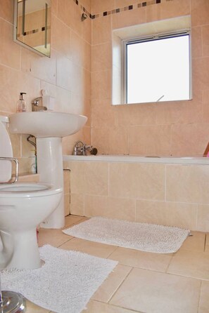 Bathroom - Colourful and Cosy 2 Bed in Ifsc With Balcony (Dublin)