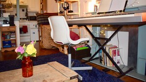 20-inch TV with digital channels, DVD player - Bohemian 1 Bedroom Home in the City Centre (Dublin)