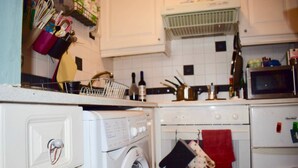 Apartment (1 Bedroom) | Private kitchen | Fridge, microwave, oven, stovetop - Bohemian 1 Bedroom Home in the City Centre (Dublin)