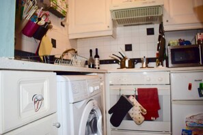 Apartment (1 Bedroom) | Private kitchen - Bohemian 1 Bedroom Home in the City Centre (Dublin)