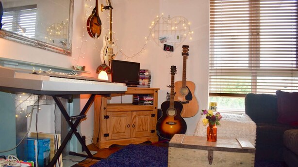 20-inch TV with digital channels, DVD player - Bohemian 1 Bedroom Home in the City Centre (Dublin)