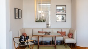 Un salon moderne avec un canapé, une table basse et un miroir.