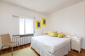 1 Schlafzimmer, Schreibtisch, Bügeleisen/Bügelbrett, Reisekinderbett
