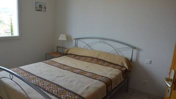 4 bedrooms, desk, iron/ironing board, travel crib