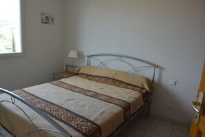 4 bedrooms, desk, iron/ironing board, travel crib