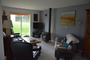 Fernseher, DVD-Player, Bücher
