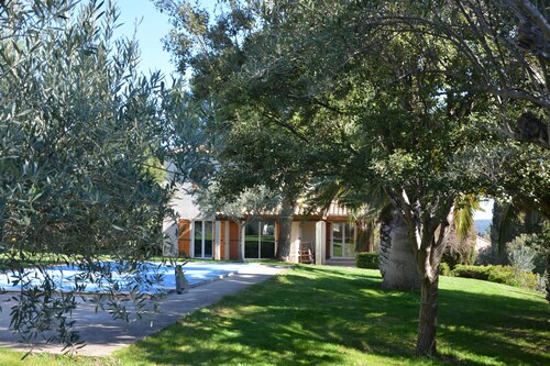 Maison individuelle climatisée avec piscine et belle vue sur le village.