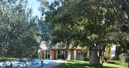 Air-conditioned detached house with pool and beautiful view of the village