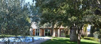 Enebolig med aircondition og svømmebasseng og vakker utsikt over landsbyen