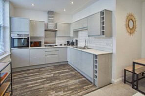 Apartment | Private kitchen - Apartment One Hudsons Yard House (Whitby)