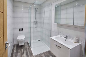 Apartamento | Banheiro | Chuveiro, secador de cabelo, toalhas de banho, sabonete