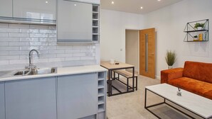 Apartment | Private kitchen - Apartment One Hudsons Yard House (Whitby)