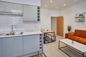 Departamento | Cocina privada | Refrigerador con congelador, microondas, horno y parrilla de estufa