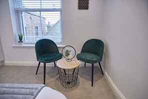 Apartment | 2 bedrooms, premium bedding, soundproofing, iron/ironing board - Apartment Two Hudsons Yard House (Whitby)