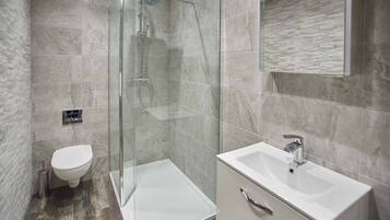 Apartment | Bathroom | Shower, rainfall showerhead, free toiletries, hair dryer