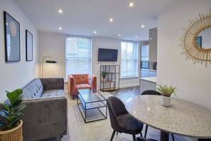 شقة | منطقة المعيشة | تلفزيون ذكي