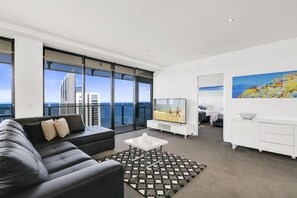 TV - Circle on Cavill – 3 Bed Sub Penthouse, Ocean View (Surfers Paradise)